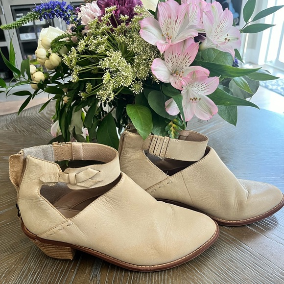 Cut out cream ankle booties - Picture 4 of 8